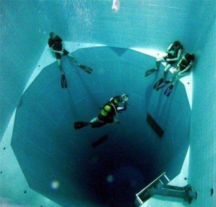 Hồ bơi sâu nhất thế giới với 35m sâu và 600,000 gallon nước.