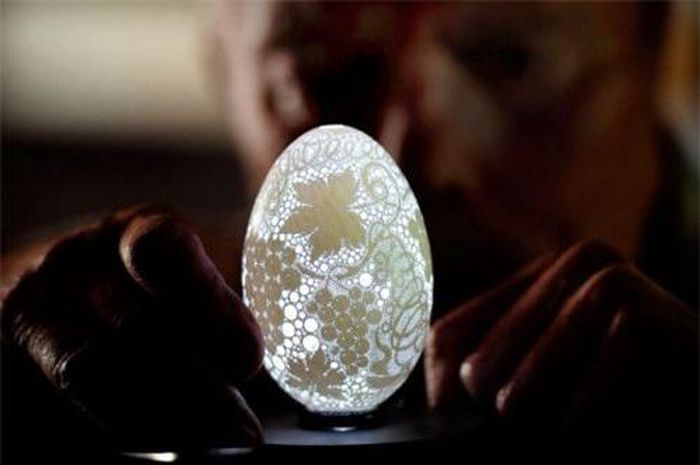 Quả trứng nghệ thuật với hơn 20.000 lỗ khoan nhỏ.