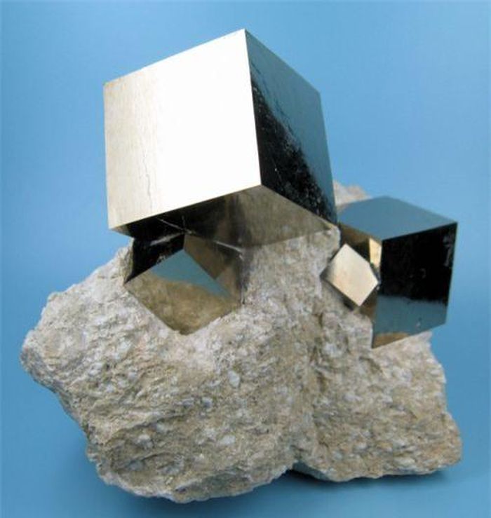 Khối tinh thể lập phương Pyrite hoàn toàn tự nhiên.
