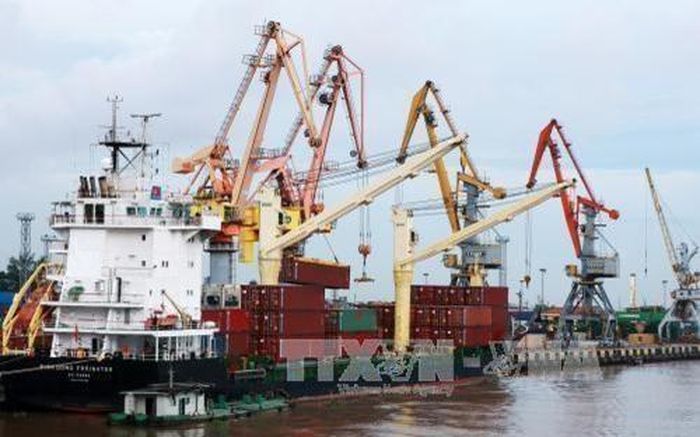 Bốc xếp hàng hóa tại Cảng Hải Phòng. Ảnh: TTXVN