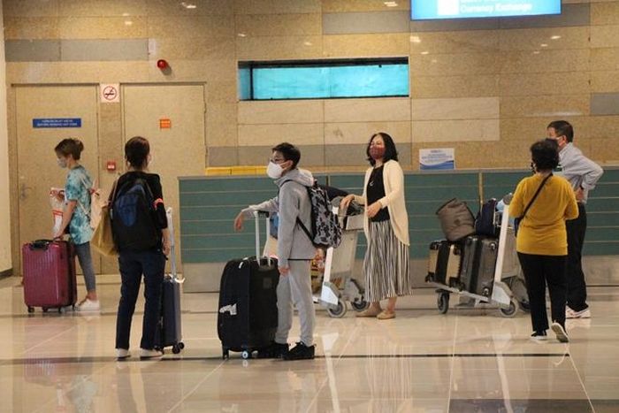 215 hành khách trở về từ Singapore, sau đó được đưa đến khu cách ly.