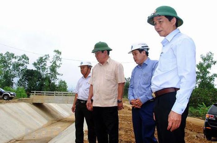 Lãnh đạo tỉnh Bình Định đi kiểm tra, chỉ đạo chống hạn. Ảnh: Tiến Sỹ