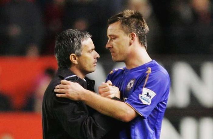 Terry bật khóc khi Mourinho bị sa thải.