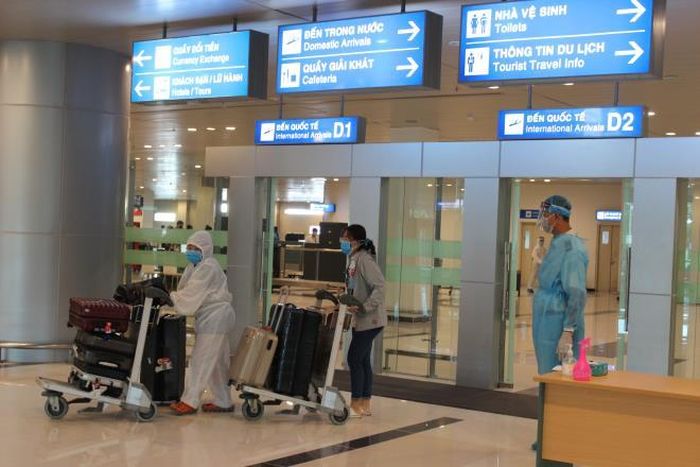 Chiều 24/4, Cảng hàng không Quốc tế Cần Thơ đón chuyến bay số hiệu VJ 812 đưa 215 công dân Việt Nam từ Singapore về nước.