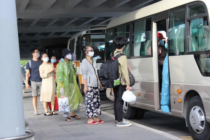 Sau khi kiểm tra y tế, làm thủ tục nhập cảnh, tất cả hành khách được Bộ tư lệnh Quân khu 9 bố trí phương tiện đưa về khu cách ly tập trung tại Trung đoàn 932 (Trường quân sự TP. Cần Thơ cũ).