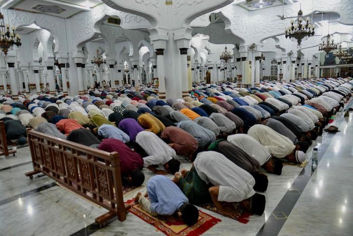  Các giáo đường vẫn ken đặc người tại tỉnh tự trị Aceh ở Indonesia, đất nước có đông tín đồ Hồi giáo nhất thế giới. Các giáo sĩ ở đây tuyên bố việc cầu nguyện vẫn được phép diễn ra bình thường. Ảnh: AFP. 