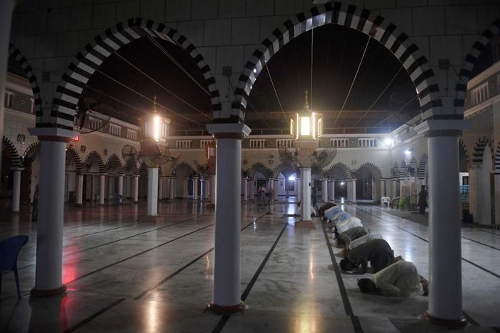  Tại Pakistan, nơi tháng Ramadan bắt đầu vào ngày 25/4, Thủ tướng Imran Khan đã cho phép các giáo đường mở cửa trước sức ép từ giới giáo sĩ, nhưng chính phủ khuyến cáo tín đồ thực hành giãn cách xã hội. Trong ảnh, người dân cầu nguyện tại một nhà thờ Hồi giáo ở Karachi hôm 24/4. Ảnh: AFP. 