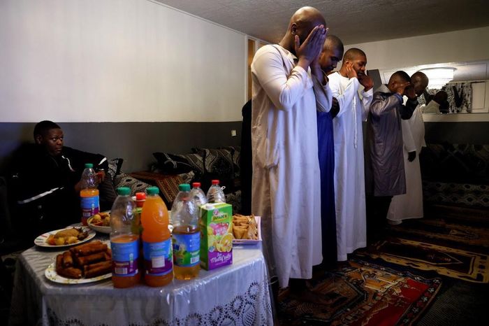 Một gia đình Hồi giáo tại Paris, Pháp, chuẩn bị dùng bữa ăn truyền thống "Iftar", bữa ăn sau khi mặt trời lặn trong tháng Ramadan, hôm 24/4. Ảnh: AFP. 