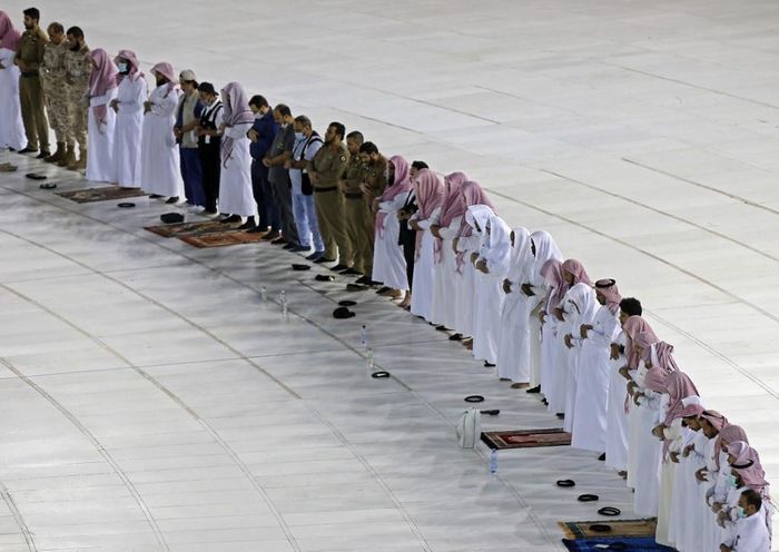  Dù vậy, một số người vẫn đến Đại Giáo đường ở Mecca, đứng cầu nguyện xung quanh Kaaba hôm 24/4. Tại một số nước khác, một số giáo sĩ và tín đồ bất chấp lệnh cấm hoặc gây áp lực để chính phủ nới lỏng hạn chế, làm dấy lên nỗi sợ rằng số ca nhiễm virus có thể tăng mạnh. Ảnh: AFP. 