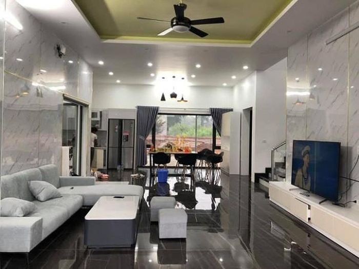 Mặc dù không có video housetour, tuy nhiên qua một vài hình ảnh được chính chủ chia sẻ người xem cũng soi được kha khá căn biệt phủ sang xịn mịn này.