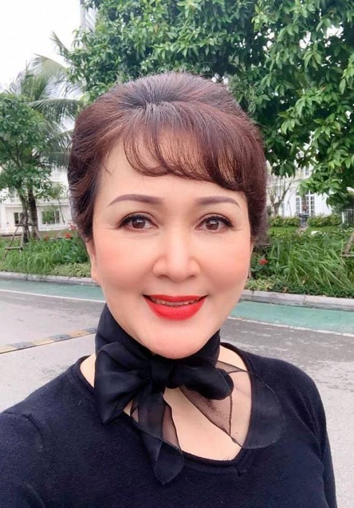 Nghệ sĩ Minh Hòa chia sẻ ngày đầu tiên sau khi nới lỏng cách ly xã hội: "Khi phố vắng, bỏ khẩu trang ra cười tươi chụp ảnh thôi, xong lại tiếp tục đeo khẩu trang. Đừng chủ quan, vẫn cần cẩn trọng mọi người nhé".