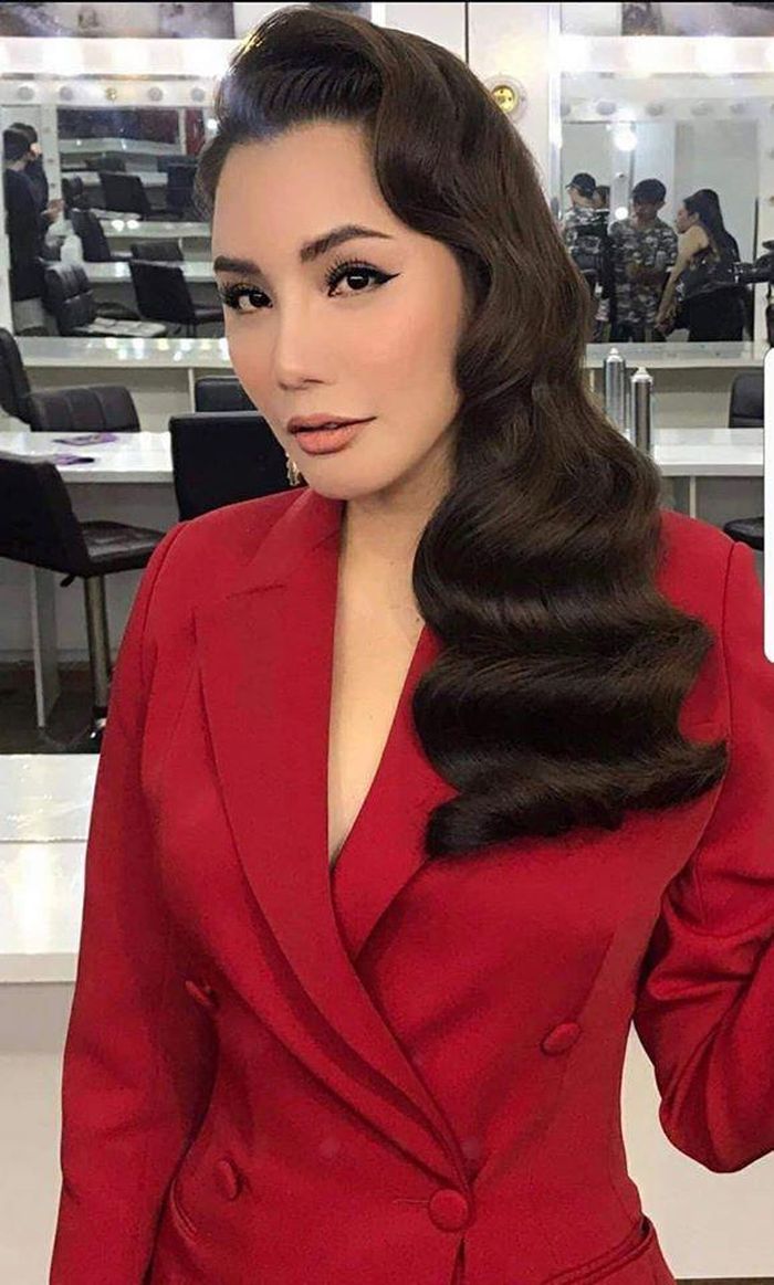 Hồ Quỳnh Hương tự nhủ: "30/4 năm nay không đi chơi nghỉ lễ tưng bừng như mọi năm. Mình quyết tâm vậy để mong hóa giải hết mọi điều chưa tốt và bắt đầu cho tháng 5 an bình”.