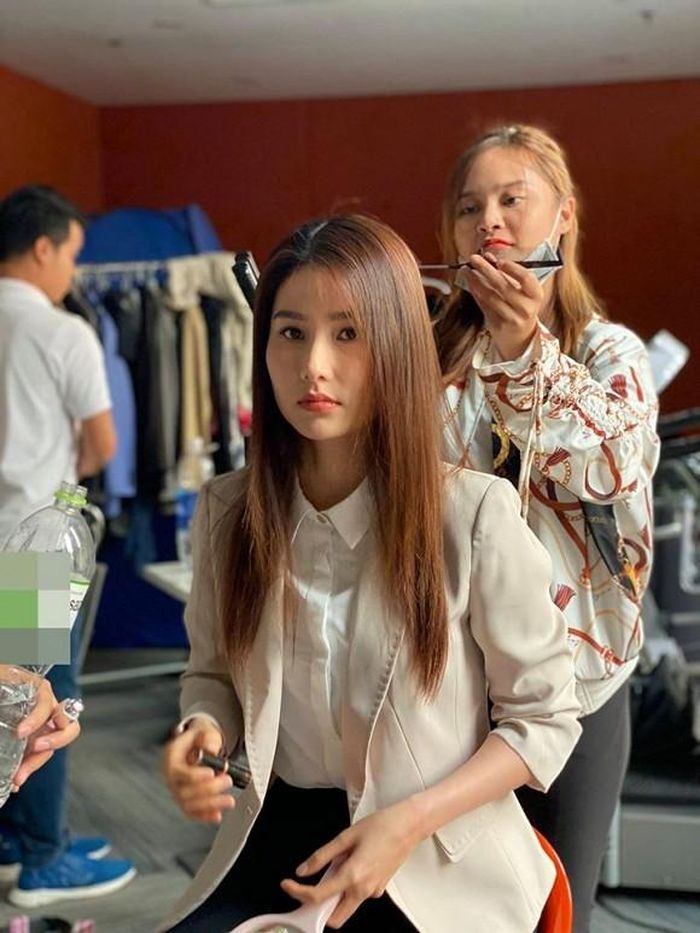 Chia sẻ về tạo hình trong phim mới, Diễm My9x viết: “Nhiều khán giả hỏi sao trong phim Tình yêu và tham vọng My lại không xõa tóc cho xinh. Thật ra nhiều phân cảnh My để tóc thẳng lắm nè. Chỉ có đi làm thì nhiều cảnh để tóc đuôi gà cá tính phù hợp với một Phan Linh mạnh mẽ, bản lĩnh. Sau này sẽ có nhiều đoạn Linh rất dịu dàng đấy. Người ta nói, trước người đàn ông mình yêu, phụ nữ bao giờ cũng trở nên mềm mại hơn".
