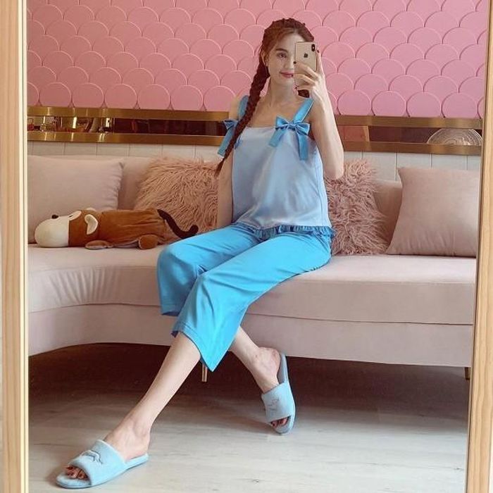  Ngọc Trinh hóa gái quê và hóm hỉnh viết: “Em đây như búp trên cành, biết ăn biết ngủ xong rồi biết yêu".