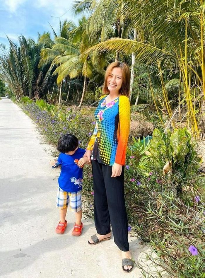 Đưa con trai về quê chơi, Ngọc Lan chụp hình và hào hứng viết: “Thứ sáu vui vẻ không quạu nha bà con cô bác!"