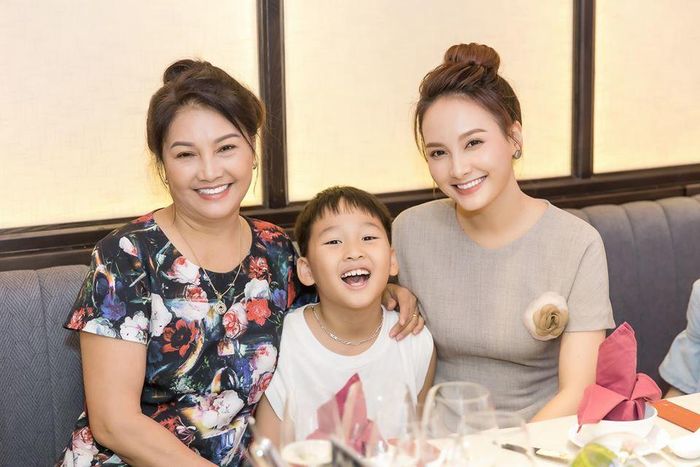 Khoe ảnh mẹ và con trai, Bảo Thanh viết: “Mình nhớ hai người này quá đi mất. Cố lên sắp được gặp rồi”.