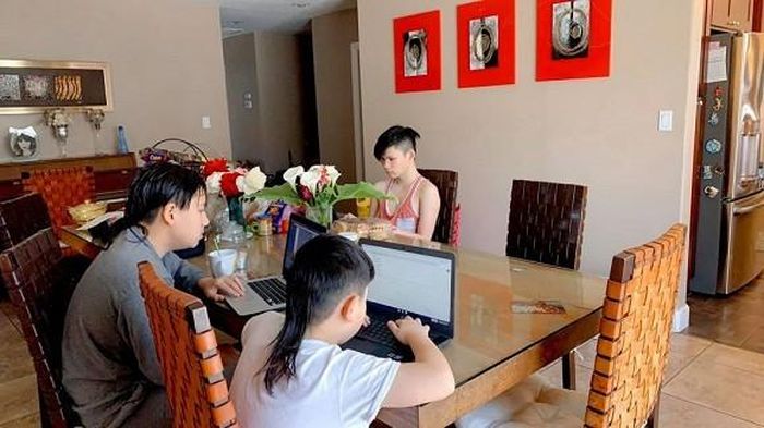 Khoe ảnh các con học tập ở nhà mùa dịch, Trizzie Phương Trinh viết: “Sáng sớm nào đồng hồ báo thức của tụi nhỏ cũng là tiếng mẹ la dậy học đi nào trễ rồi. Lúc học thì mẹ là cô giáo im lặng, khi học không được nói chuyện (cô giáo này chỉ ngồi canh chừng chứ không dạy được). Đến trưa thì mẹ nấu ăn cho. Có ai cùng hoàn cảnh như tôi thì giơ tay lên?".