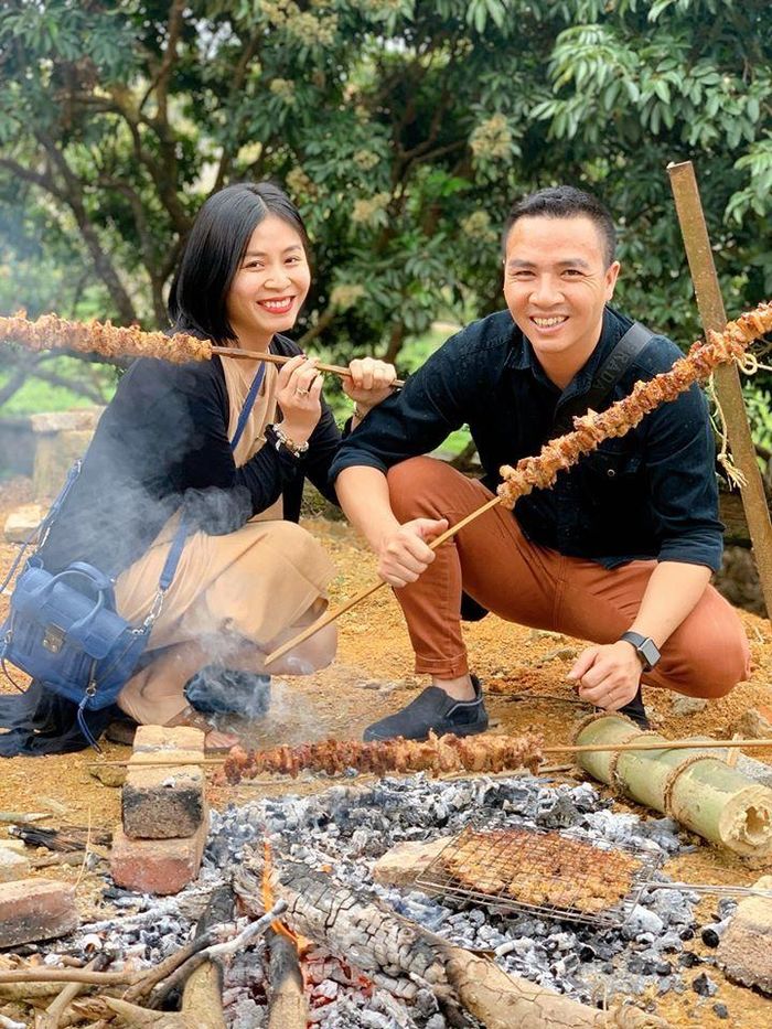 Khoe ảnh tươi vui bên bếp than, nướng thịt, Hoàng Linh tự hào: “Chỉ ở quê mới có”.