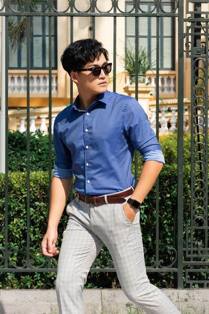 Nguyễn Đình Tú hóm hỉnh: “Thời tiết thật chiều lòng người, nắng đẹp để đi dạo phố. Đấy là mình nói hôm trước! Dù đã hết giãn cách xã hội, nhưng nếu không có việc gì vẫn nên ở nhà các bạn nhé. Mưa lạnh thế này ở nhà đắp chăn xem phim hoặc làm tí cay cay cũng hợp lý”. 