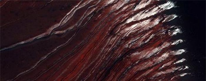 Các đụn các màu đen sậm ở miệng núi lửa Russell