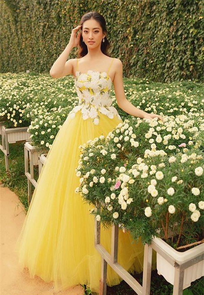  Hoa hậu Lương Thùy Linh dịu dàng, gợi cảm trong thiết kế gam vàng, hoạtiết hoa cúc.