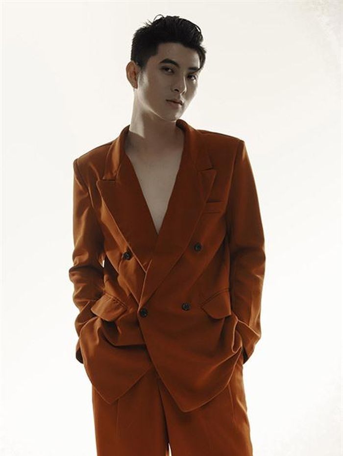  Nguyễn Minh Công tự hào khi nhiều người đẹp Việt chọn mặc thiết kế của anh.Top 5 Project Runway Vietnam 2014 đã theo nghề thiết kế hơn 5 năm. Anh từng có những buổi trình diễn cá nhân được đánh giá cao và sắp ra mắt bộ sưu tập mới trong tháng 3. Nguyễn Minh Công còn ấp ủ kế hoạchlàm show diễn kỷ niệm 5 năm theo đuổi đam mê thời trang.