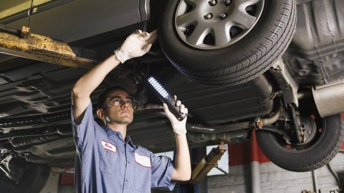 Cần phải kiểm tra bên trong khoang động cơ, dưới gầm xe có các mảnh nhựa, vụn dây điện cũng như các dấu hiệu của chuột như xương, rác hay không