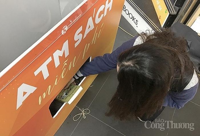 Máy sẽ tự động nhả sách sau 3 giây