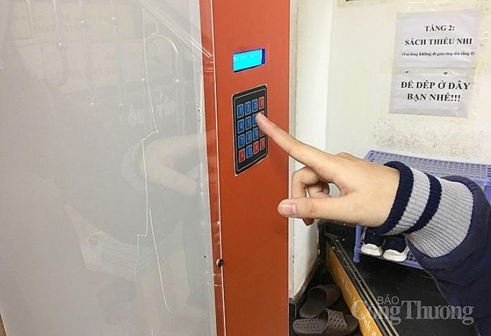 chọn số sách tương ứng được dán trên ATM...