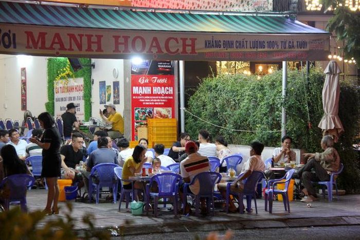 Quán nhậu ở đường 19-5, khu đô thị Vĩnh Điềm Trung có số khách vượt quá 20 người cùng một lúc