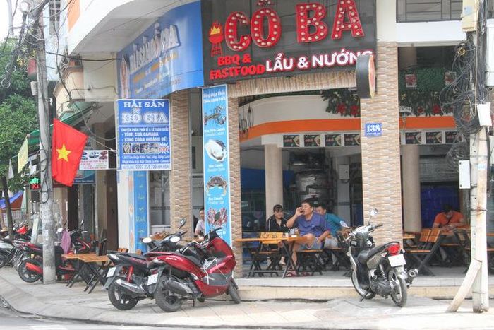 Nhiều quán cà phê mở cửa trở lại từ sáng 25-4