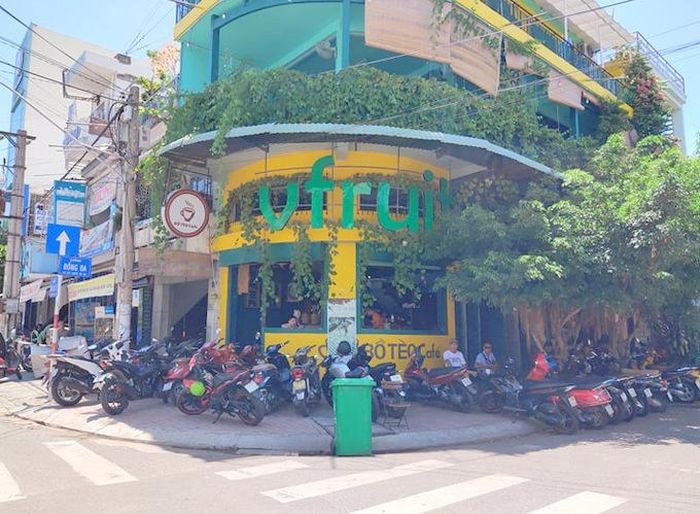 Nhiều hàng quán đón khách khá đông sau khi hoạt động trở lại 