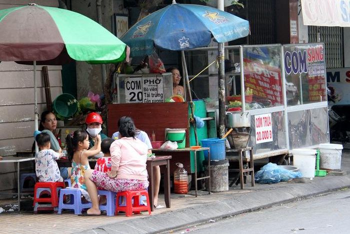 Một quán ăn vỉa hè phục vụ khách ăn sáng