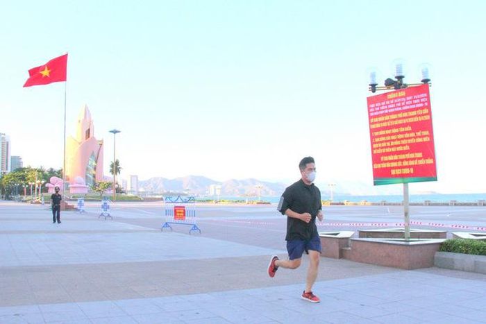 Dù đã nới lỏng giãn cách, nhưng TP. Nha Trang vẫn hạn chế người vào công viên nên người dân phải tập thể dục bên ngoài