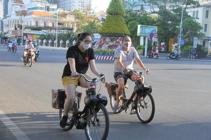 Hầu hết người dân tuân thủ đeo khẩu trang khi đi ra đường...