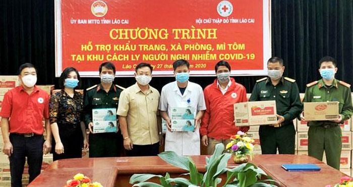 Ủy ban Mặt trận Tổ quốc Việt Nam tỉnh phối hợp với Hội Chữ thập đỏ tỉnh tặng khẩu trang, xà phòng, mỳ tôm tại khu cách ly người nghi nhiễm Covid-19.