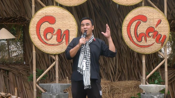 MC “quốc dân” Quyền Linh bình dị, quen thuộc và gần gũi với người nông dân Việt Nam với chiếc áo cánh nâu của nông dân