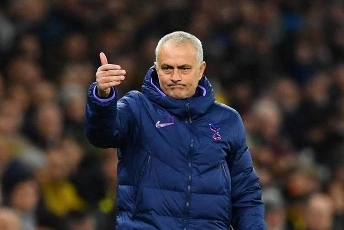  8. HLV Jose Mourinho - chiến lược gia người Bồ Đào Nha từng ghi điểm khi làm shipper giúp những người già trong dịch bệnh, nhưng cũng chính ông lại có những hành động đáng chê trách. Giữa lệnh cấm tụ tập đông người, Mourinho đã cùng 3 học trò ở Tottenham là Davison Sanchez, Ryan Sessegnon và Tanguy Ndombele tham gia buổi huấn luyện ngoài trời như không có chuyện gì xảy ra. 
