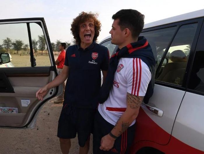  6. Tiếp tục là những cầu thủ của Arsenal khi David Luiz và Granit Xhaka bị phát hiện gặp nhau ở công viên để “hít thở không khí” sau thời gian phải ở nhà quá lâu. Đáng nói, đó là thời điểm lệnh giãn cách xã hội vẫn đang còn hiệu lực. 