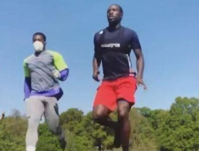  3. Moussa Sissoko - cầu thủ của của Tottenham vi phạm quy định khi không thèm đeo khẩu trang và chạy bộ cùng đồng đội Serge Aurier (trái). Sau đó, tiền vệ người Pháp phải đăng đàn xin lỗi: “Chúng tôi muốn gửi lời xin lỗi vì không làm gương cho mọi người. Lẽ chúng tôi cần phải trở thành những hình mẫu khi cả thế giới phải đối mặt với vấn đề rất lớn”. 