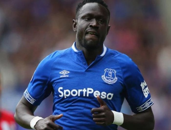  4. Oumar Niasse - cầu thủ thuộc biên chế Everton bị cảnh sát chặn xe vì không đeo dây an toàn, trên xe còn có 3 người khác (1 nam, 2 nữ) không chấp hành lệnh cách ly. 