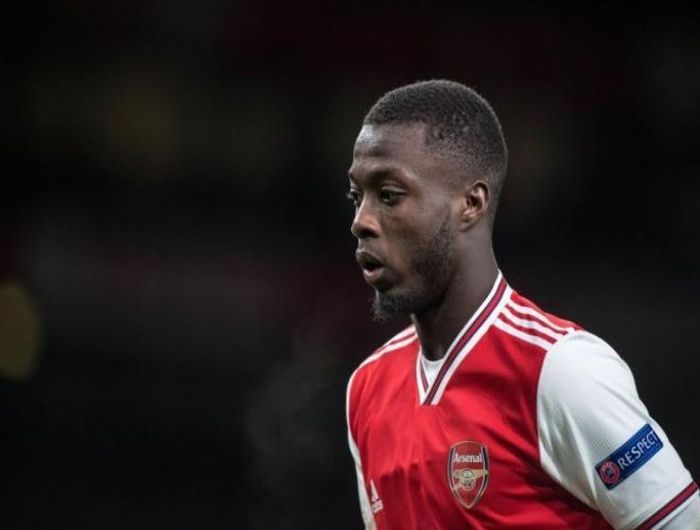  5. Nicolas Pepe - chân sút của Arsenal rất vô tư xuất hiện trong video đá bóng với bạn bè, còn người đồng đội Lacazette không giữ khoảng cách cần thiết với fan hâm mộ lạ mặt khi chụp ảnh chung. 