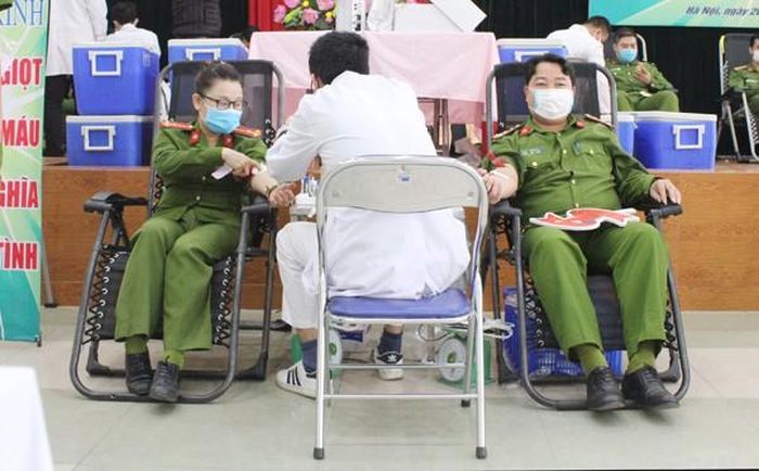 Nhiều chị em phụ nữ cũng nhiệt tình hưởng ứng phong trào "Giọt máu nghĩa tình"