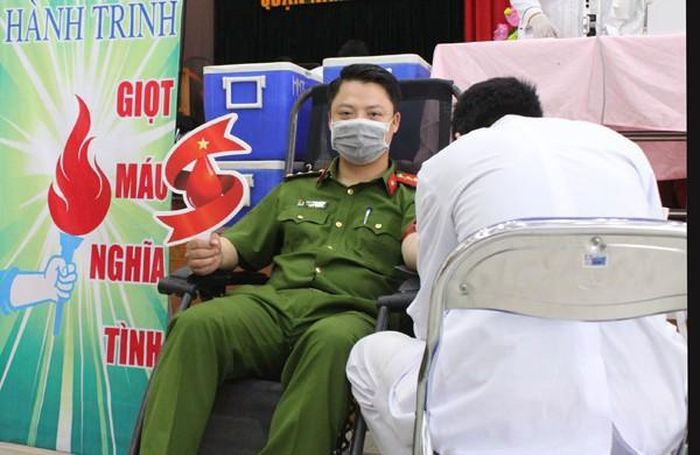 Các đồng chí trong Ban chỉ huy CAQ Nam Từ Liêm tham gia hiến máu tình nguyện