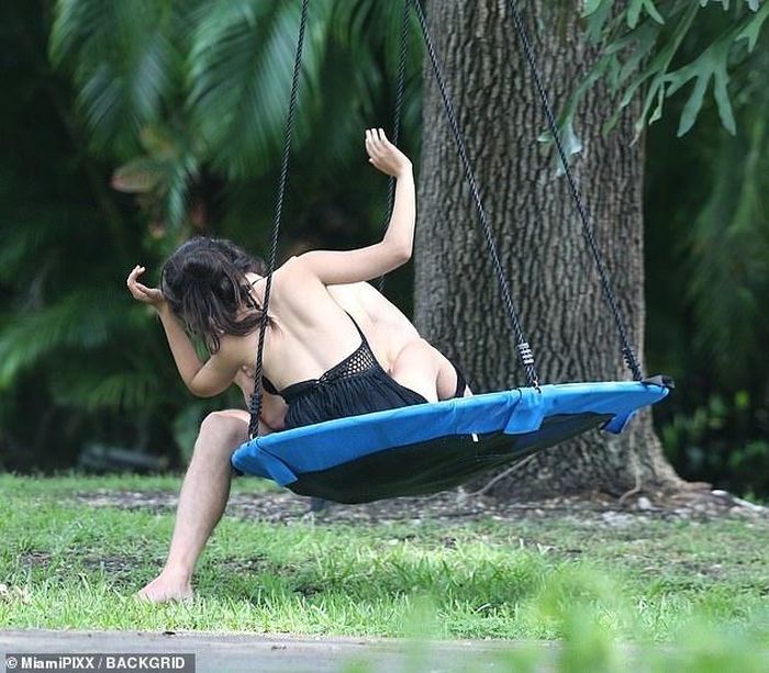 Shawn Mendes và Camila Cabello ở Miami. Ảnh: Daily Mail