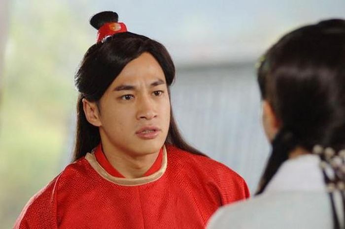  Hà Nhuận Đông tỏ ra hợp vai Lương Sơn Bá nhờ vẻ ngoài hiền lành, thư sinh. 