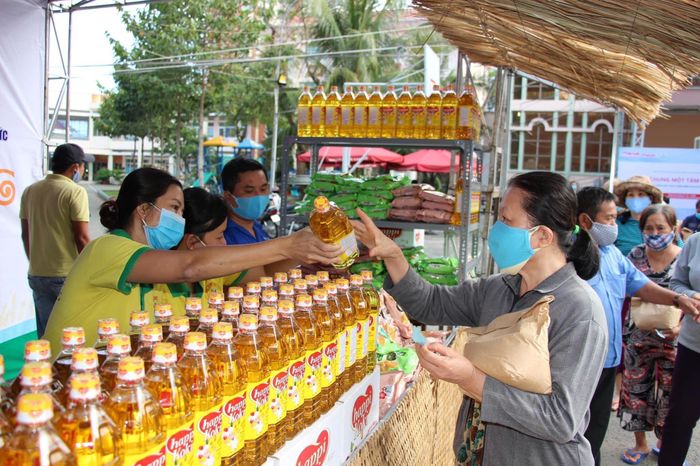 Người dân khó khăn được phát gạo miễn phí còn được mua trứng gà và dầu ăn hoặc mì gói, hay rau củ quả với giá 0 đồng