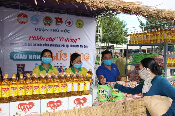Người dân được phát 2 phiếu mua hàng 0 đồng gồm 1 phiếu mua trứng gà và 1 phiếu mua mặt hàng tự chọn còn lại