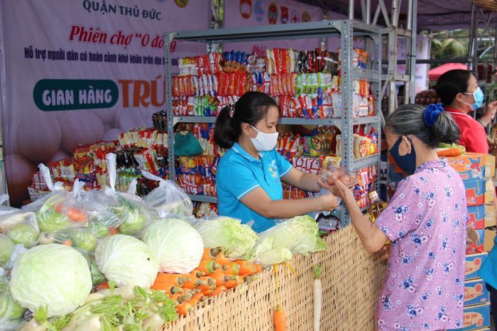 Các thực phẩm, nhu yếu phẩm thiết yếu tại phiên chợ 0 đồng được mạnh thường quân ủng hộ để chia sẻ với những người bị ảnh hưởng bởi Covid-19