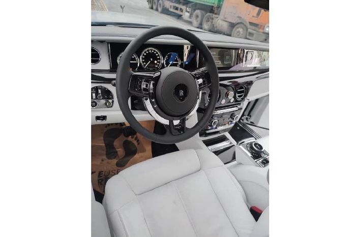 Về siêu phẩm Rolls-Royce Phantom Tranquillity độc nhất Việt Nam hiện nay, xe mang ngoại thất màu trắng đi kèm nắp capô màu tối, chưa hết, biểu tượng Spirit of Ecstasy của xe bằng chất liệu titan màu tối và dưới chân logo này là tên phiên bản xe in dập nổi. 
